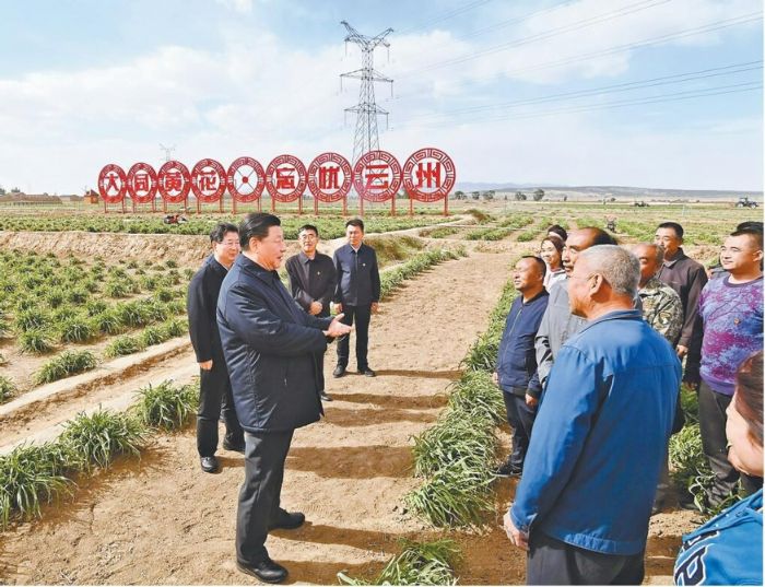 　　5月11日至12日，中共中央总书记、国家主席、中央军委主席习近平在山西考察。这是5月11日下午，习近平在大同市云州区有机黄花标准化种植基地，同正在劳作的村民们亲切交谈。 新华社记者李学仁摄
