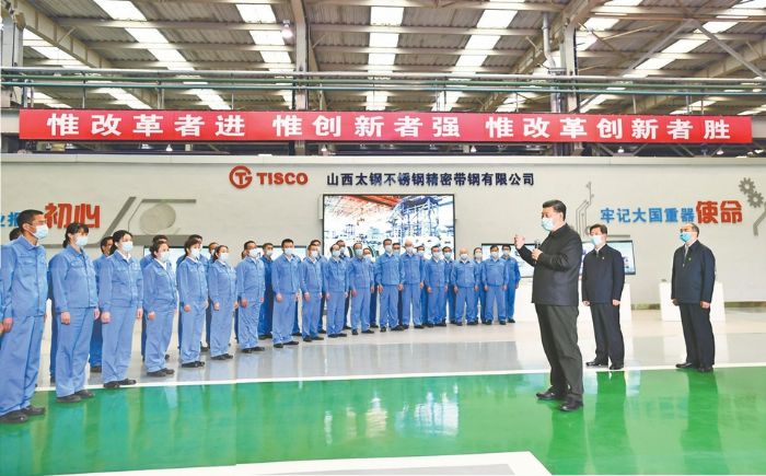 　　5月11日至12日，中共中央总书记、国家主席、中央军委主席习近平在山西考察。这是5月12日上午，习近平在太钢不锈钢精密带钢有限公司生产车间考察时，同企业职工亲切交流。 新华社记者谢环驰摄
