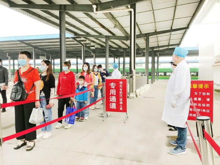 潼南火车站设立湖北返渝人员专用通道。
