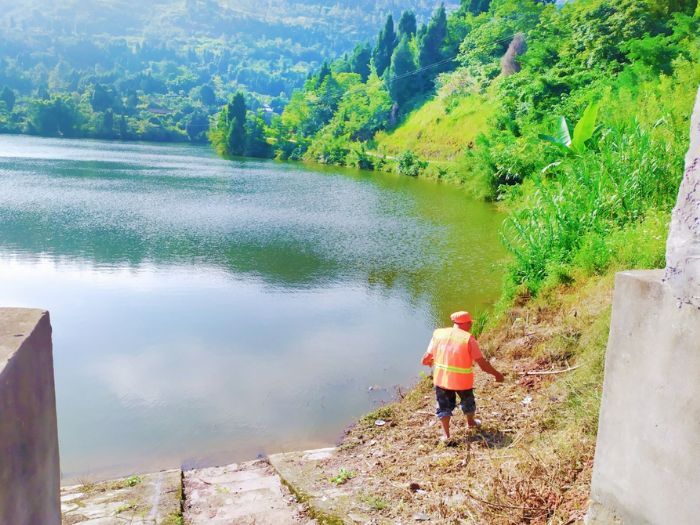清除河岸垃圾

