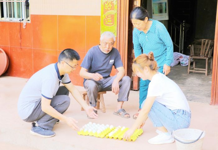 收购村民农产品
