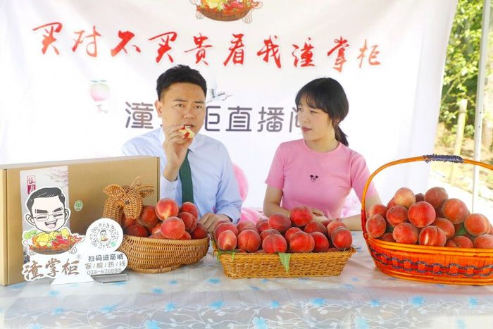 “潼掌柜”主播为柏梓镇伍月香妃桃“代言。”
