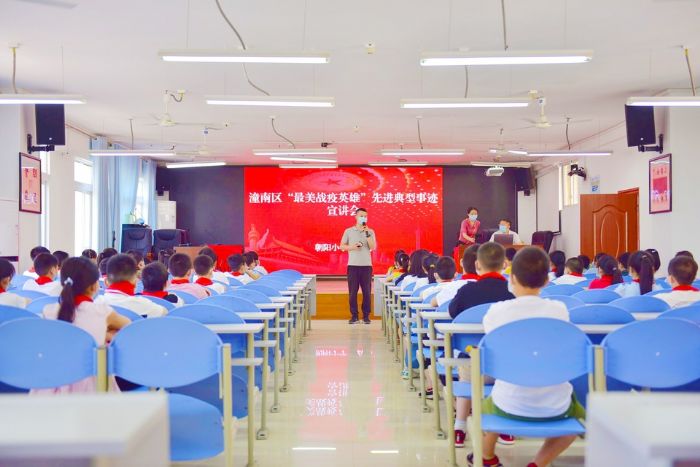 杨东讲述战疫故事、亲身体会勉励学生发奋学习
