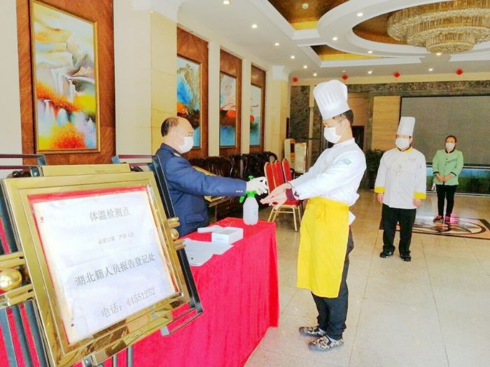 酒店工作人员上班前接受消毒。全媒体记者罗列摄
