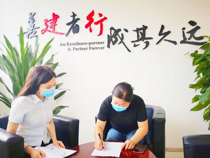 银行工作人员为企业办理金融服务

