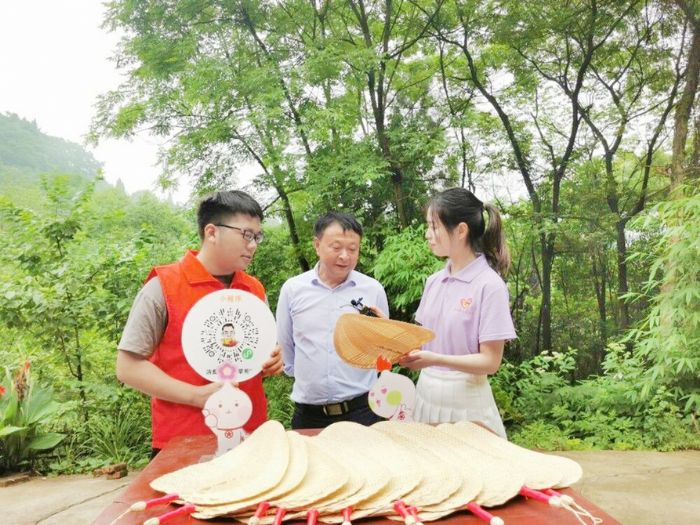 “山茶花”志愿者向网友推介手工编织的草编蒲扇
