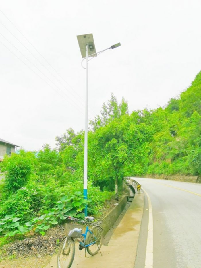 村里亮起了路灯
