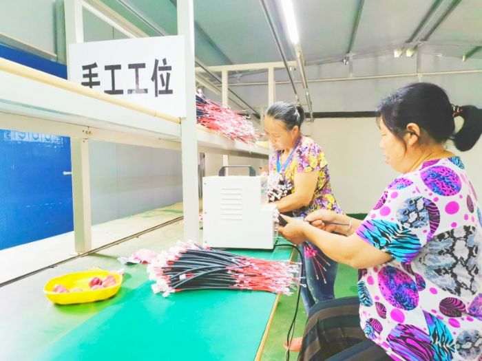 贫困户在扶贫车间务工

