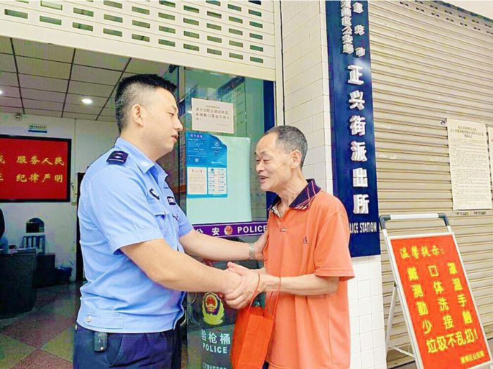 民警将财物交还给吴大爷
