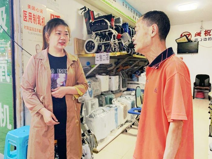 吴大爷对拾金不昧的马女士表示感谢
