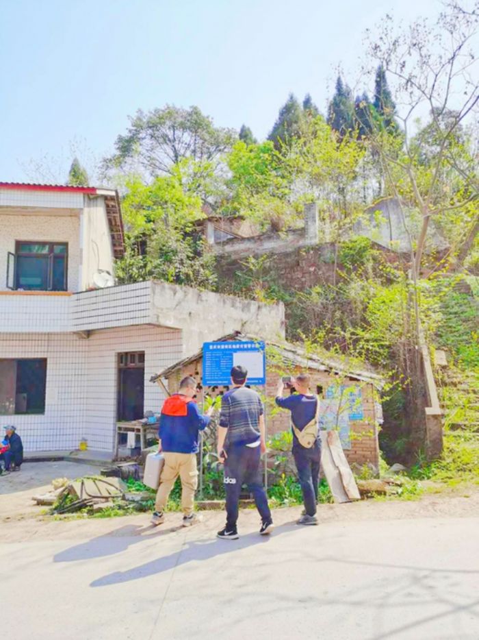 区规自局工作人员巡查检查隐患点
