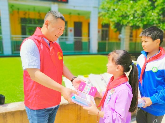 　　5月29日，团区委联合区青商会，为新林小学、双江小学和卧佛镇长兴小学的70名留守儿童和困难儿童送去了节日的祝福和慰问物资，鼓励学生们积极乐观、奋发向上、茁壮成长。图为区青商会成员为孩子们赠送礼物。
　　全媒体记者赵晨城摄
