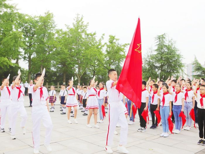 　　5月28日，“迎接少代会争做好队员”线上少先队示范入队活动在杨闇公烈士陵园举行。为避免人群聚集，本次示范入队活动邀请各级学校辅导员，通过网络直播形式进行线上观摩。图为少先队入队仪式现场。 全媒体记者张峻豪摄
