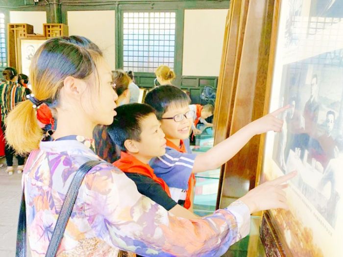 　　5月29日—30日，我区开展“圆梦微心愿”庆“六一”儿童关爱活动，70名贫困儿童、留守儿童、困境儿童收到微心愿礼物，并参观巴川中学科技馆、四知堂等地。图为孩子们参观双江四知堂。全媒体记者吴鑫袁摄