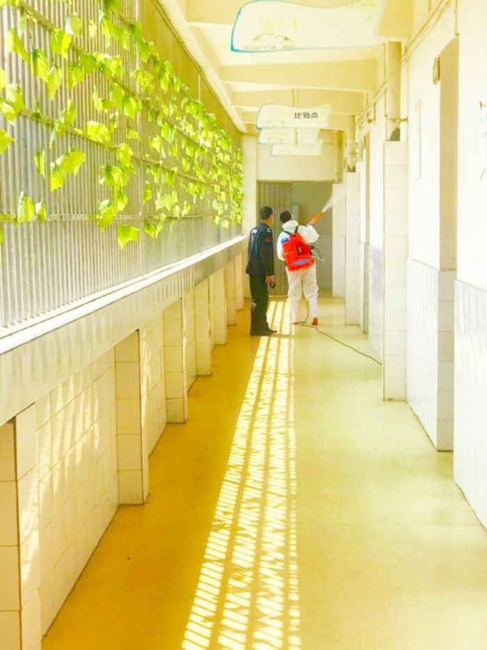 特殊教育学校工作人员对学校进行消杀
