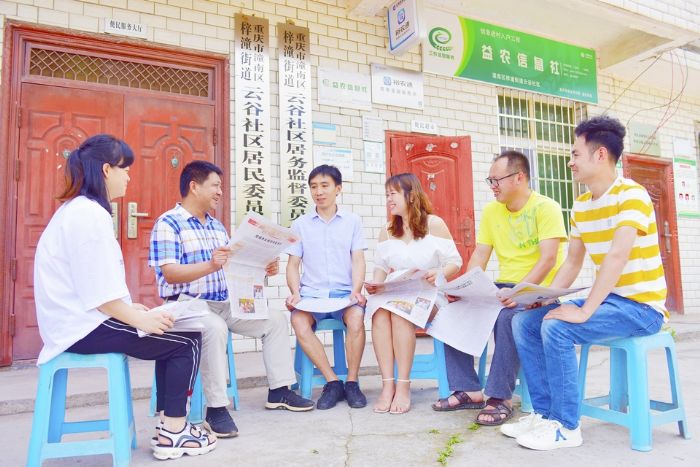 梓潼街道云谷社区组织学习全国两会精神。
