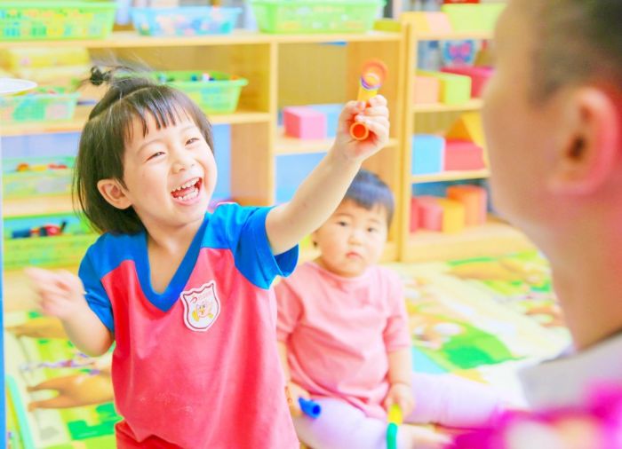 　　5月31日，一市民带着孩子来到早教中心，陪孩子做游戏，过儿童节。 通讯员廖素兰摄
