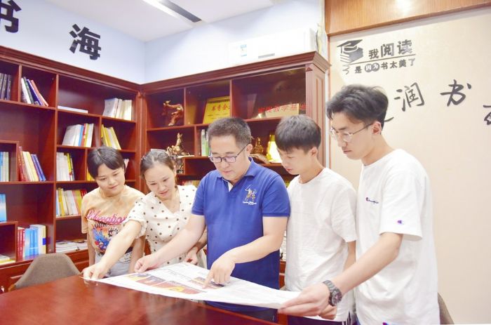 区融媒体中心组织学习全国两会精神
