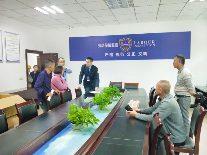 曹东（右三）耐心细致做好来访群众解释工作。
