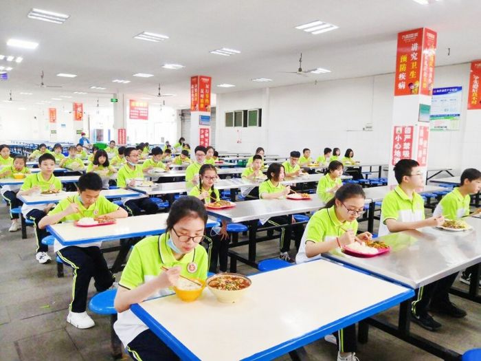 潼南一中，学生文明规范就餐。
