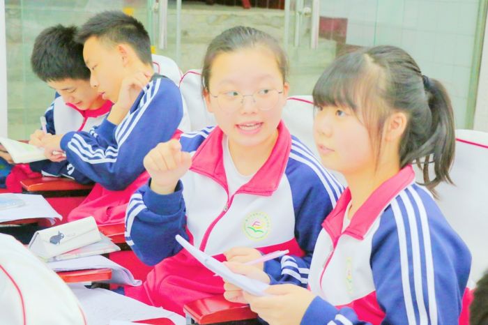 学生分组讨论
