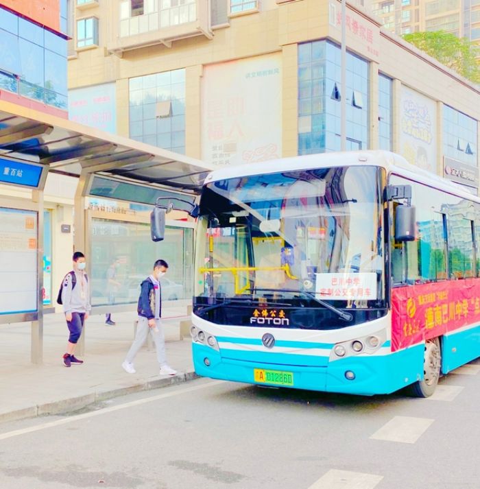 学生在”家门口“乘坐公交车
