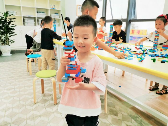 电子积木课程的小朋友完成了自己的作品。
