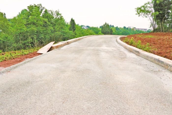 部分路段路基已成型。
