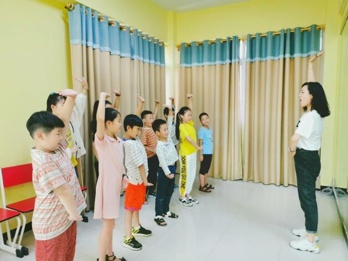 沈老师带领大家做形体以及声音的力量训练。
