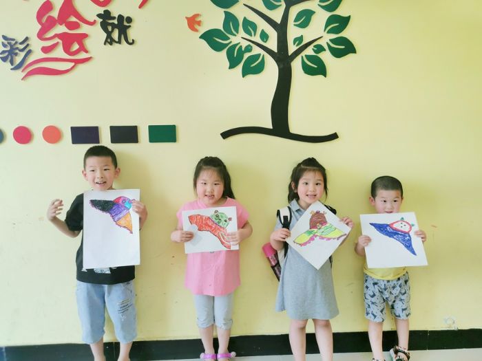 美术班的小朋友展示自己的绘画作品。
