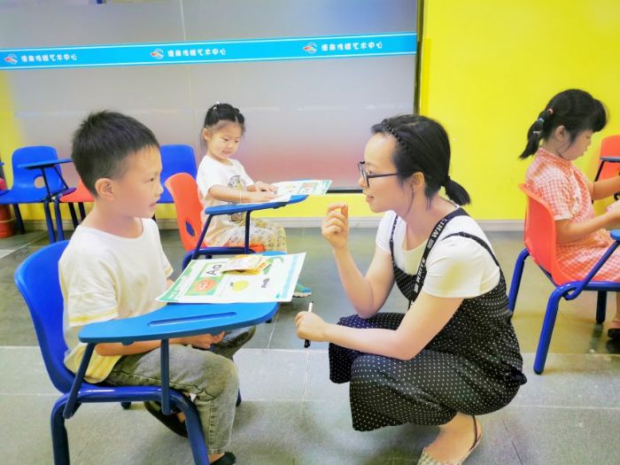 梁老师声情并茂教小朋友学英语。

