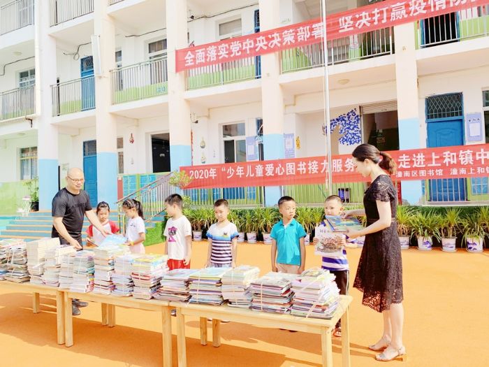 给孩子们赠送书籍
