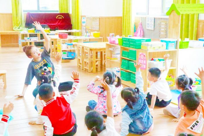▼幼儿认真学习舞蹈
