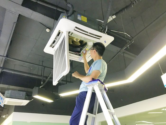 师傅清洗中央空调
