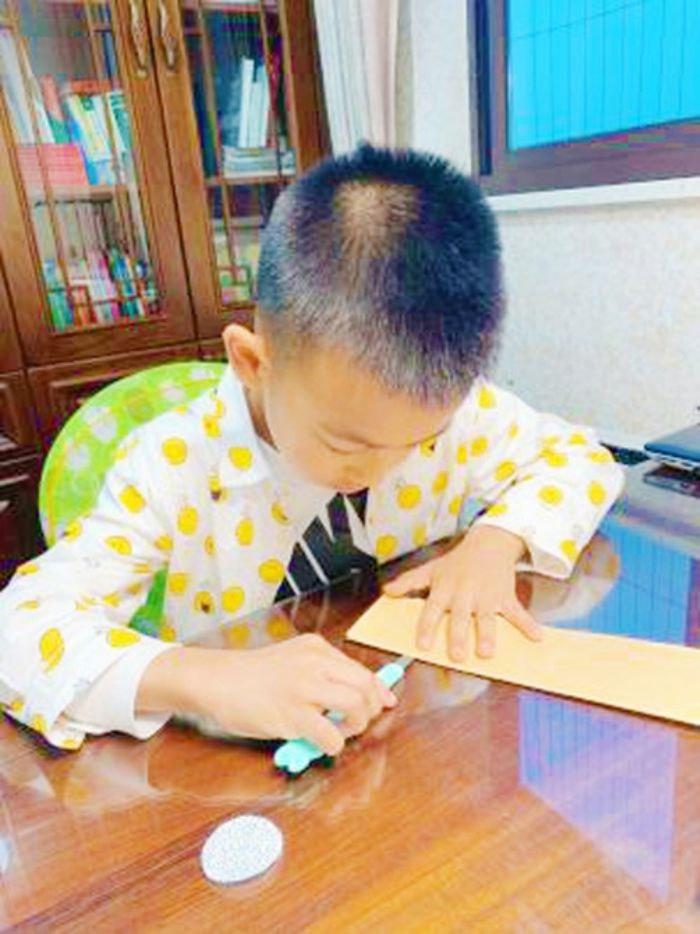 学生认真制作
