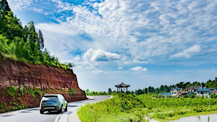 整齐的龙滩村乡村公路。
