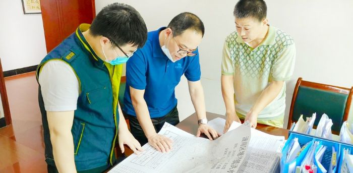 区应急局到塘坝镇检查防汛抗洪工作。
