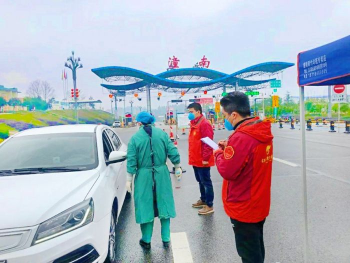 星火志愿者在交通卡点值守
