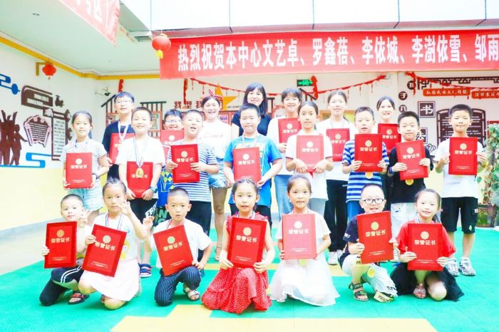 师生开心展示获奖证书。
