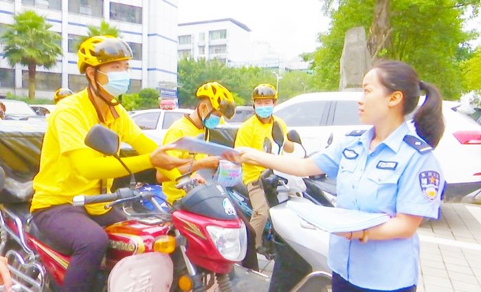 ▼民警为外卖小哥分发禁毒宣传单。
