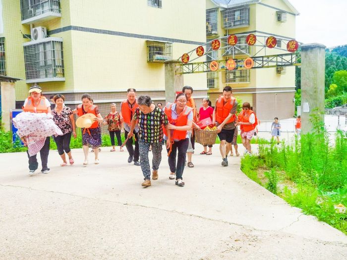 梓潼街道演练中转移小区群众。
