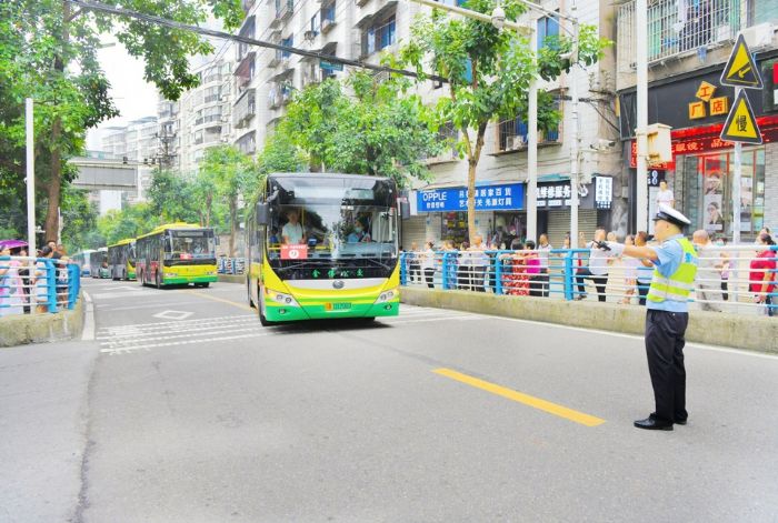 交警维护考场外交通秩序。
