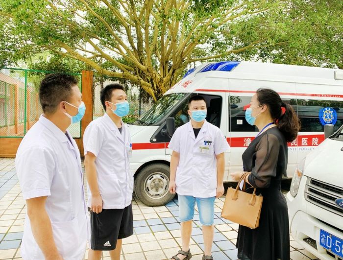 医护人员在考场外守候。
