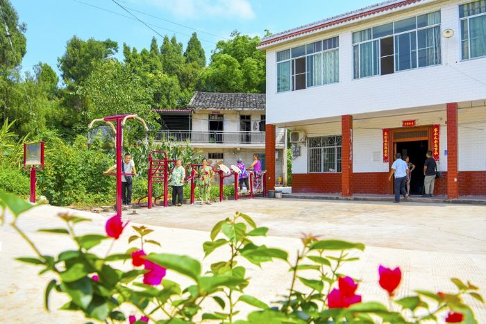 村民在家门口锻炼
