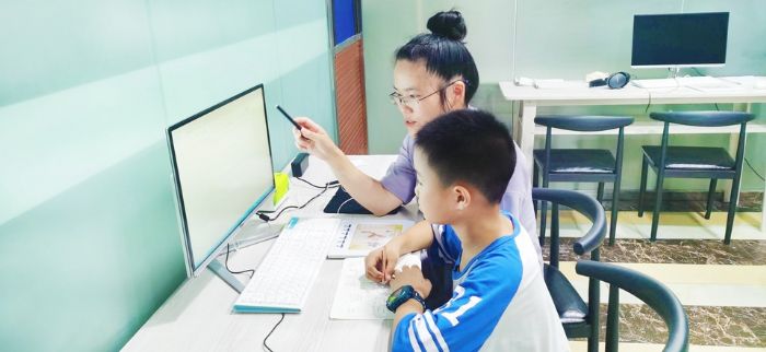 培训老师给学生上课。
