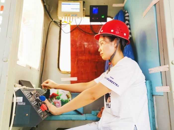 操控施工电梯。
