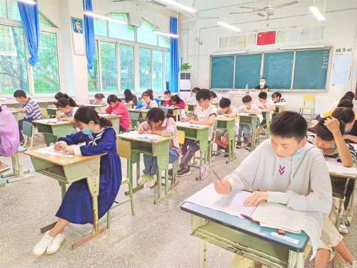 井然有序的考试正在进行。
