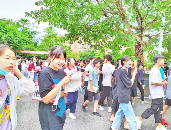考生进入考场。
