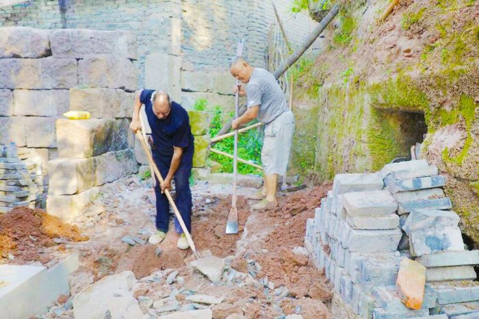 工人们正在修建厕所。

