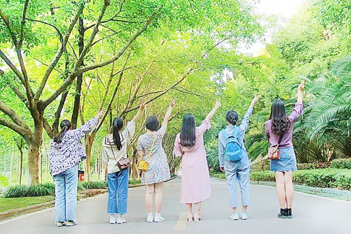 校园里拍摄创意毕业照。
